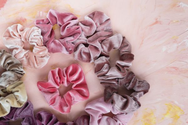 Δείτε πώς θα φτιάξετε τα δικά σας scrunchies | imommy.gr