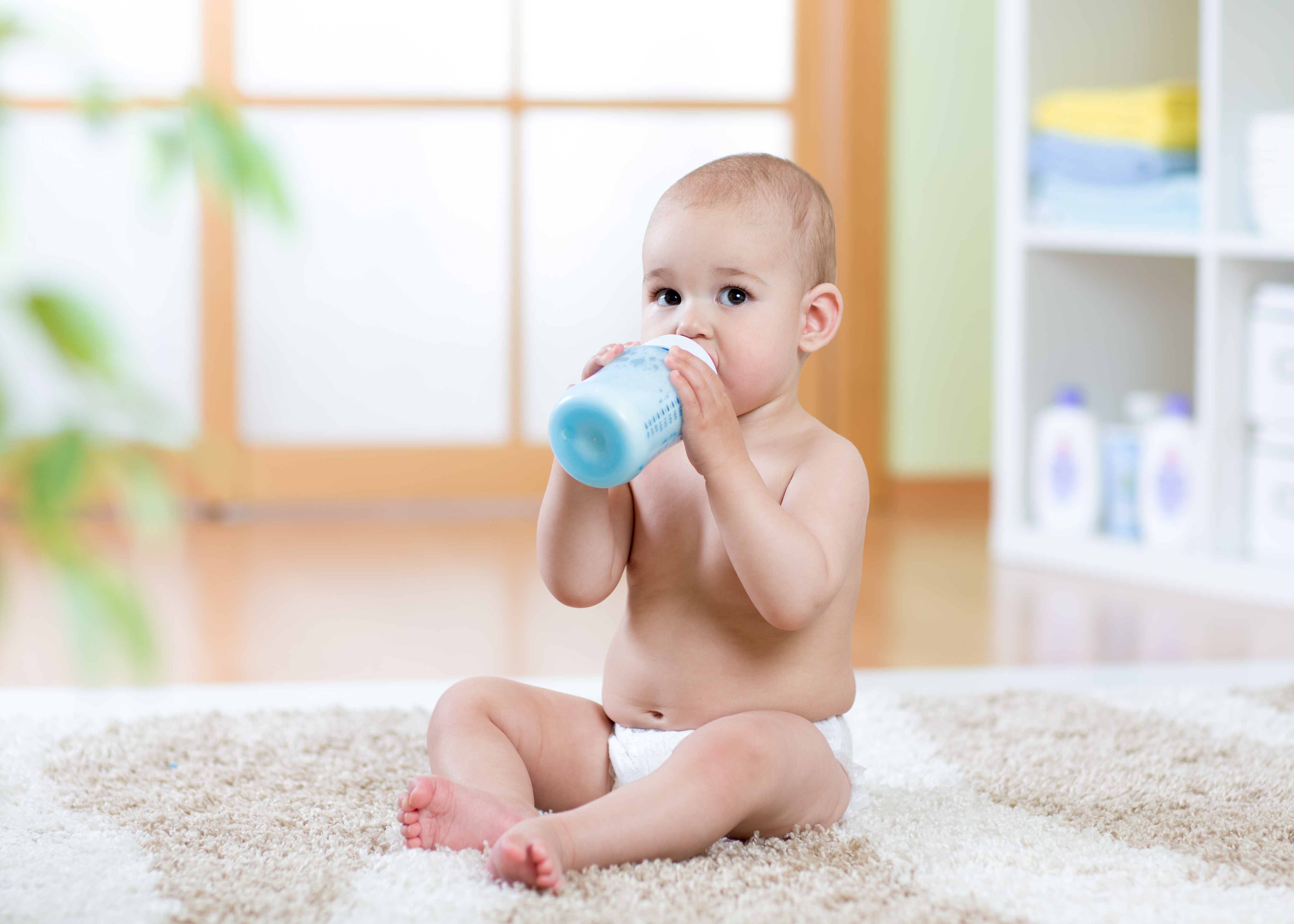 бутылочка mepsi. дети держат бутылочку маленькие. дети держат бутылочку маленькие. ребенок держит бутылку с молоком ногой и пьет. учимся держать бутылочку.