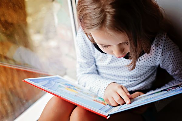 Παιδί και βιβλίο: Γίνεται να το αγαπήσει περισσότερο από τις οθόνες; | imommy.gr