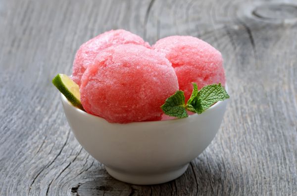 Εύκολη συνταγή για σορμπέ με φράουλες και μάνγκο | imommy.gr