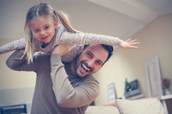 Πώς θα οικοδομήσουμε μια ουσιαστική σχέση με το παιδί αν εργαζόμαστε πολλές ώρες | imommy.gr