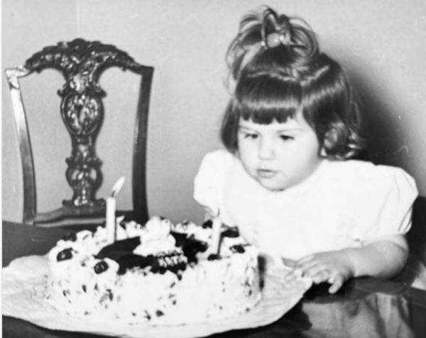 Κάτια Νικολαΐδου: Η φωτογραφία από την παιδική της ηλικία | imommy.gr