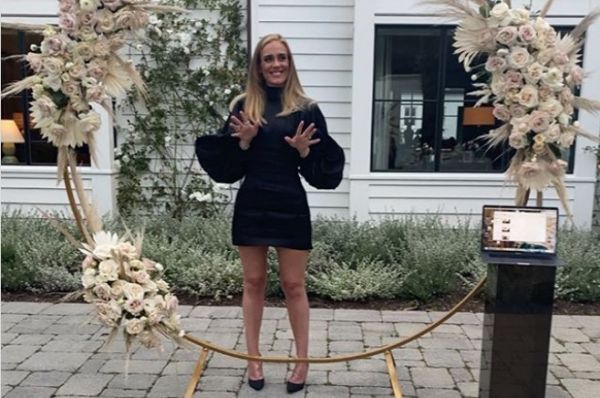 Αντέλ : Ποζάρει με θρυλικό φόρεμα και εντυπωσιάζει | imommy.gr