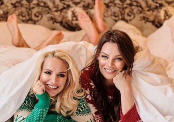 Υβόννη Μπόσνιακ: Βόλτα με την Μαρία Μπεκατώρου και την κόρη της | imommy.gr