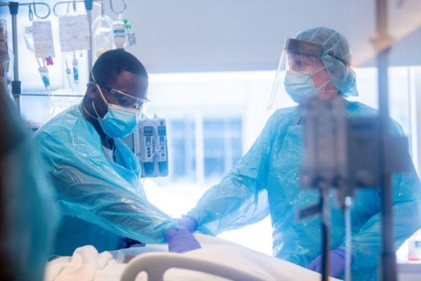 ΗΠΑ: Μειώθηκαν τα κρούσματα και οι θάνατοι εξαιτίας του κοροναϊού | imommy.gr