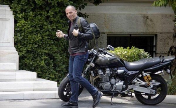 «Μίνι Καύσωνας»: Οι διακοπές του Γιάνη Βαρουφάκη στην Κέρκυρα | imommy.gr