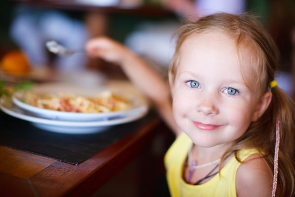 Παιδί: Τι πρέπει να προσέξετε στα γεύματα των διακοπών; | imommy.gr