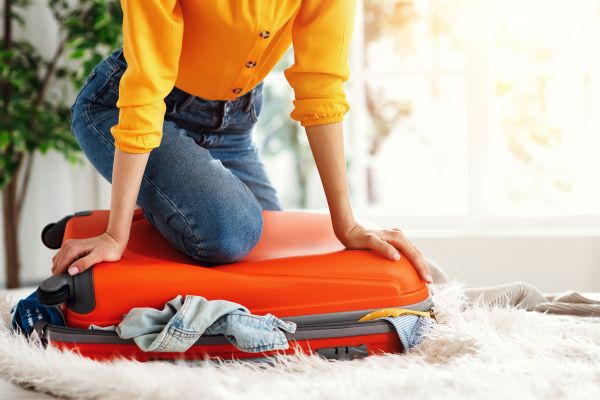 «Μίνι καύσωνας»: Tips για να φτιάξετε σωστά την βαλίτσα σας | imommy.gr