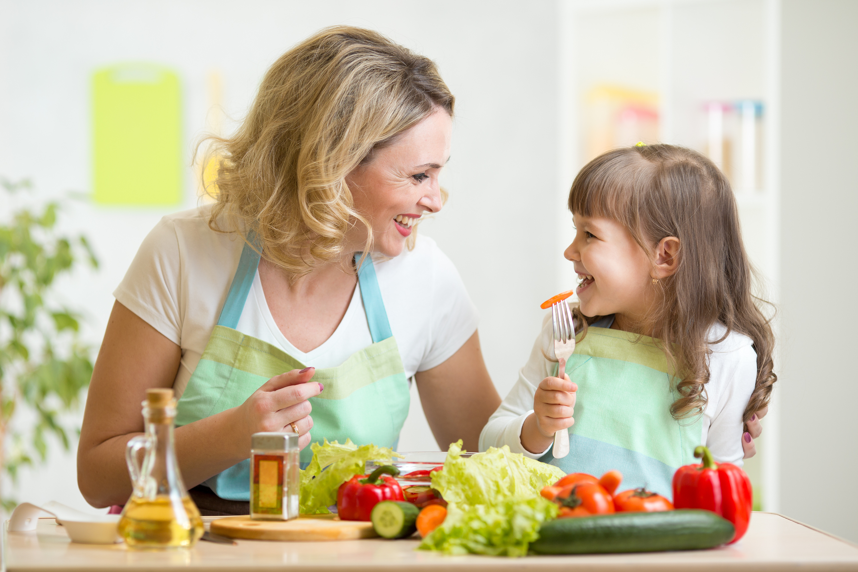 Мама посидим на кухне. Питание детей. Здоровое питание для детей. Правильное и здоровое питание. Полезная еда для детей.