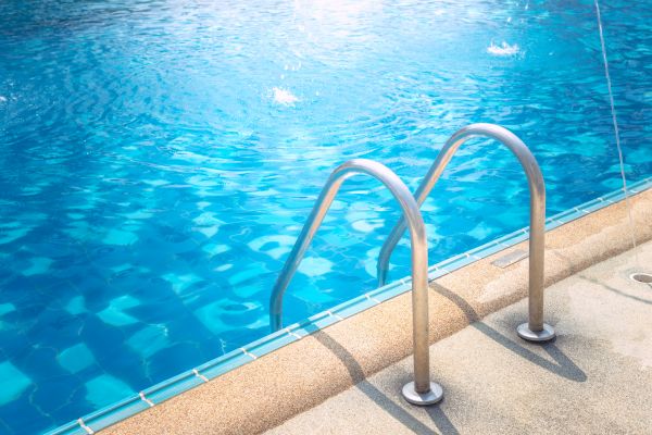 Υποθερμία κατά το κολύμπι: Συμπτώματα και πώς να την αντιμετωπίσετε | imommy.gr