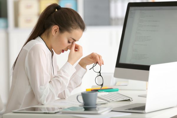 Anti-stress: Απλοί τρόποι να χαλαρώσετε στη δουλειά χωρίς να σηκωθείτε από το γραφείο σας | imommy.gr
