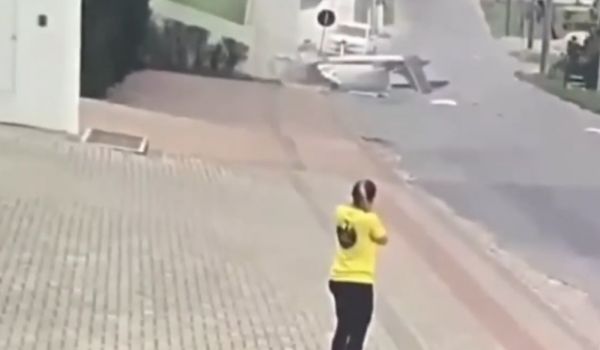 Κόβει την ανάσα: Η στιγμή που αεροσκάφος συντρίβεται σε πολυσύχναστο δρόμο της Βραζιλίας | imommy.gr