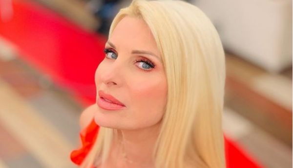 Η Ελένη Μενεγάκη ποζάρει στην παραλία χωρίς φίλτρα και εντυπωσιάζει | imommy.gr