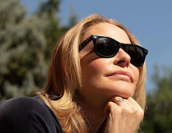 Στην Πάτμο παρέα με την οικογένειά της η Τζένη Μπαλατσινού | imommy.gr