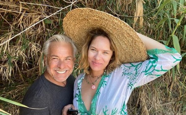 Ανίτα Μπραντ – Χάρης Χριστόπουλος: Επιστρέφουν σπίτι με τον μπέμπη τους | imommy.gr