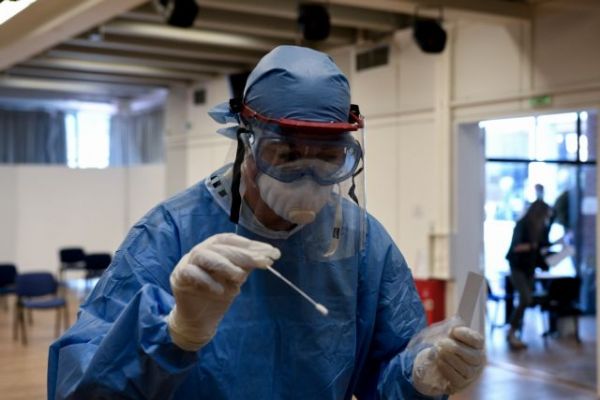 Φόβοι για τον Αύγουστο – «Πονοκέφαλος» ο συνωστισμός και τα «ορφανά» κρούσματα | imommy.gr