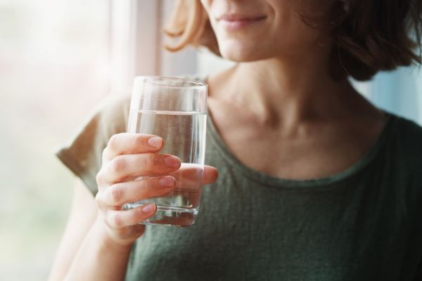 Πέντε λόγοι να ξεκινάτε την ημέρα σας με ένα ποτήρι νερό | imommy.gr