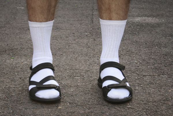 Τελικά γιατί οι γερμανοί τουρίστες φορούν κάλτσα με σανδάλι; | imommy.gr