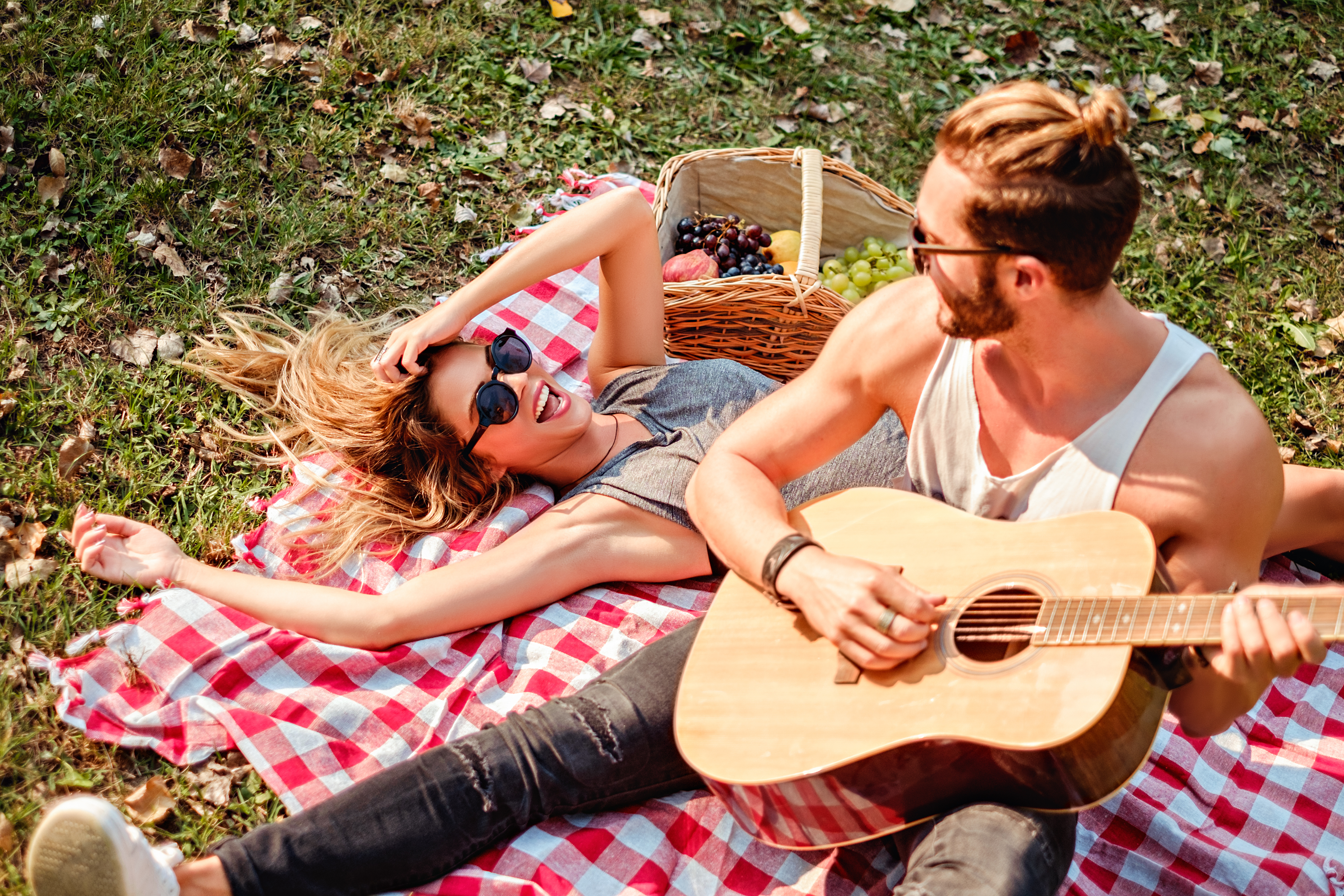 10 мая отдыхаем. Пикник на природе с гитарой. Девушка на пикнике. Мужчина на пикнике. Пикник вдвоем.