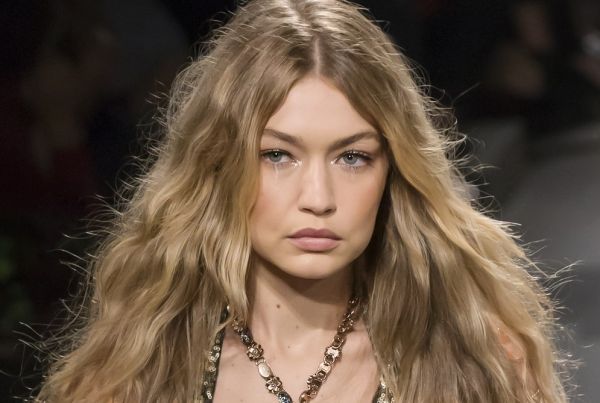 Η Τζίτζι Χαντίντ φωτογραφίζεται με φουσκωμένη κοιλίτσα | imommy.gr