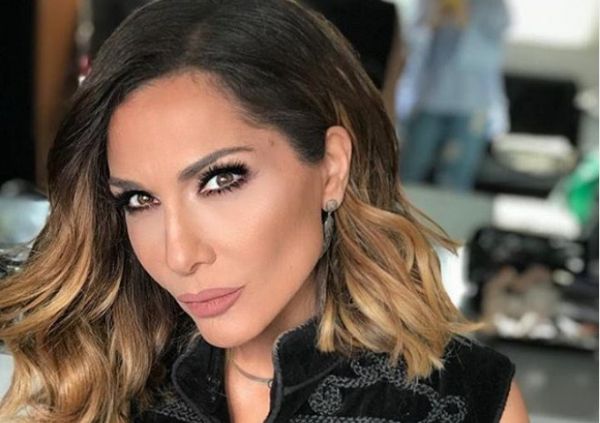 Δέσποινα Βανδή: Ποζάρει στην παραλία με την κόρη της και εντυπωσιάζει | imommy.gr