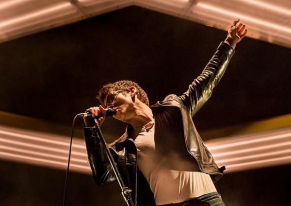 Άλεξ Τέρνερ: Προσφέρει κιθάρα του σε κλήρωση | imommy.gr