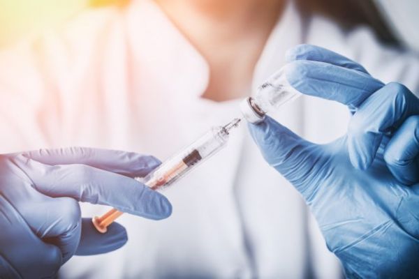 Εμβόλιο κοροναϊού: Ο Μόσιαλος εξηγεί τι σημαίνει η αναστολή δοκιμών | imommy.gr