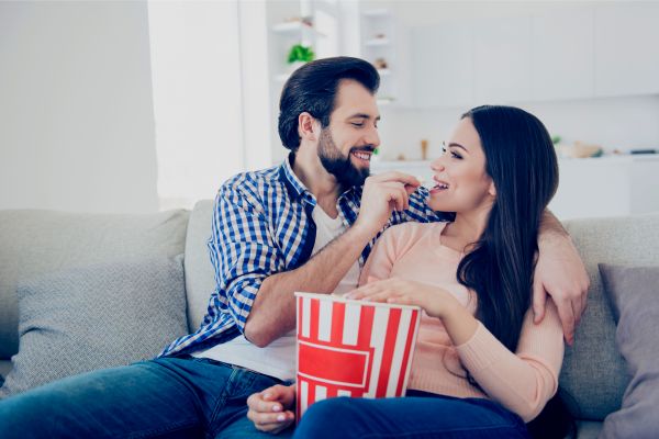 Οι βραδινές συνήθειες που οδηγούν σε περιττά κιλά | imommy.gr