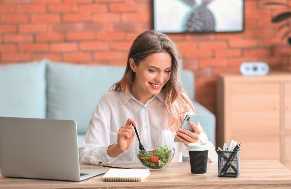 Εργαζόμενη μητέρα: Πώς θα έχετε μια ισορροπημένη διατροφή και στη δουλειά | imommy.gr