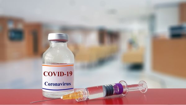 Κοροναϊός: Τι σημαίνει το «πάγωμα» των δοκιμών του εμβολίου | imommy.gr
