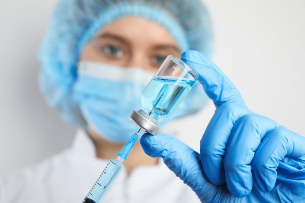 Eγκάρσια μυελίτιδα: Η παρενέργεια που «φρέναρε» τις δοκιμές εμβολίου της AstraZenca | imommy.gr