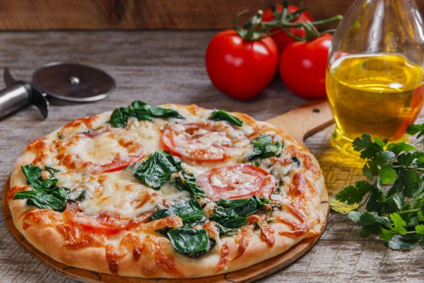 Σπιτική πίτσα με σπανάκι, ντομάτα και κολοκυθάκια | imommy.gr