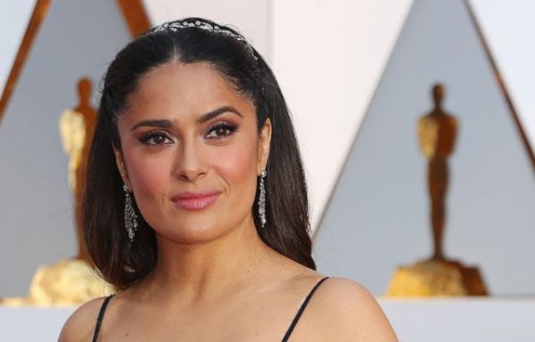 Σάλμα Χάγιεκ : Δείτε τη να χορεύει «Ζορμπά» στην Πάρο | imommy.gr