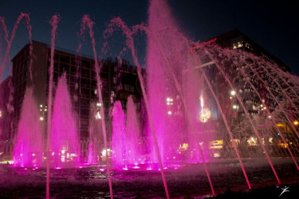 Συντριβάνι Ομόνοιας: Άλλαξε χρώμα για τον καρκίνο του μαστού | imommy.gr