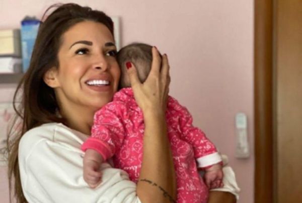 Ελένη Χατζίδου: Συνεχίζει ακάθεκτη τις βουτιές | imommy.gr