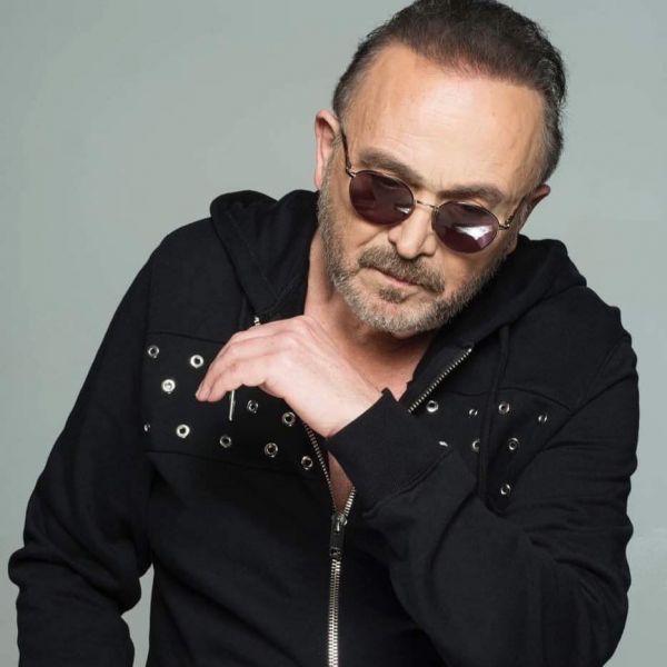 Σταμάτης Γονίδης: Ποζάρει με τη σύζυγό του και μας δείχνει τη φουσκωμένη κοιλίτσα της | imommy.gr