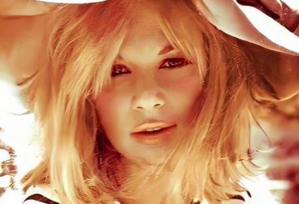 Αλίκη Βουγιουκλάκη: Σπάνιο καλοκαιρινό στιγμιότυπο στο Θεολόγο | imommy.gr