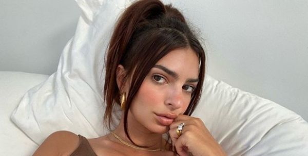 Έμιλι Ρατακόφσκι : Ποζάρει χωρίς ρούχα στον πέμπτο μήνα της εγκυμοσύνης της | imommy.gr