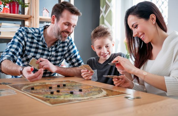 Επιτραπέζια παιχνίδια: Ποια οφέλη προσφέρουν στο παιδί; | imommy.gr