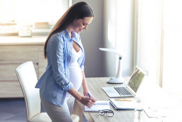 Εγκυμοσύνη: Πώς θα προστατευθείτε από τον κοροναϊό στην δουλειά | imommy.gr