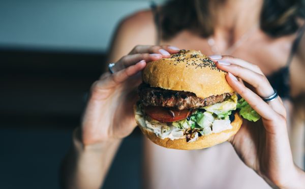Γιατί έχουμε έντονη επιθυμία για παχυντικά τρόφιμα; | imommy.gr