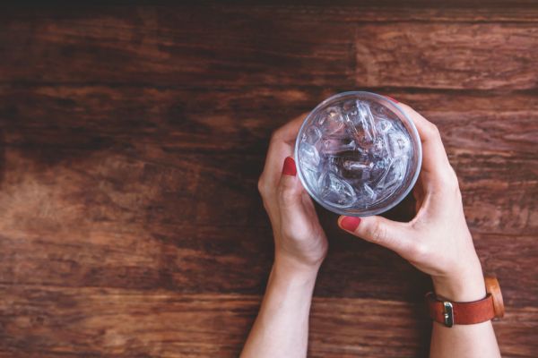 Μπορεί το παγωμένο νερό να αυξήσει την καύση θερμίδων; | imommy.gr