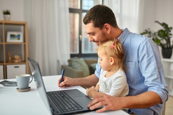 Μπαμπάς: Πώς θα είστε παραγωγικοί όταν δουλεύετε από το σπίτι | imommy.gr