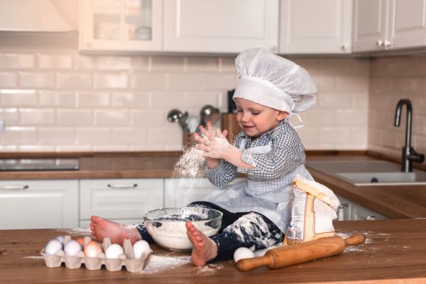 Όταν τα παιδιά «βοηθούν» στην κουζίνα [βίντεο] | imommy.gr