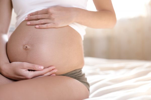 Οι έγκυες που νοσούν με κοροναϊό κινδυνεύουν από πρόωρο τοκετό και βαρύτερα συμπτώματα | imommy.gr