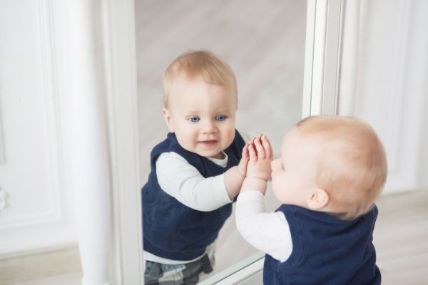 Όταν τα μωρά βλέπουν τον εαυτό τους στον καθρέπτη [βίντεο] | imommy.gr