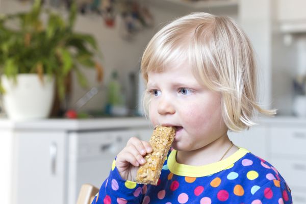 Σπιτικές μπάρες με βρώμη: Χορταστικό σνακ για το παιδί | imommy.gr