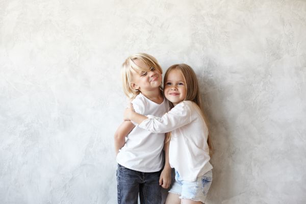 Αδερφάκια ηλικιακά κοντά: Ποια τα οφέλη τους | imommy.gr