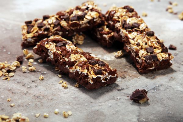 Μπάρες με βρώμη και μαύρη σοκολάτα που θα ξετρελάνουν το παιδί | imommy.gr