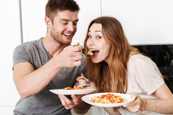 Όταν ο σύζυγός σας σαμποτάρει τη δίαιτά σας | imommy.gr